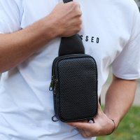 Мужская сумка-слинг через плечо 13х20х5, бананка нагрудная с узором для телефона, черная
