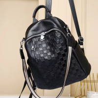 Шкіряний жіночий рюкзак з тисненням 25х30х11, сумка наплічна з шаховим візерунком, чорна Шкіряний жіночий рюкзак з тисненням 25х30х11, сумка наплічна з шаховим візерунком, чорна