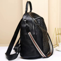 Шкіряний жіночий рюкзак з тисненням 25х30х11, сумка наплічна з шаховим візерунком, чорна Шкіряний жіночий рюкзак з тисненням 25х30х11, сумка наплічна з шаховим візерунком, чорна