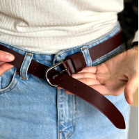 Классический ремень в цвете бордо.