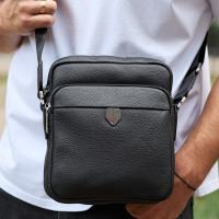 Мужская кожаная сумка-барсетка 24х20х8, компактная сумочка на плечи для мужчины, наплечный мессенджер, черная