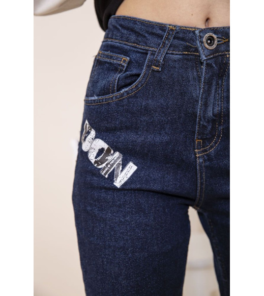 Жіночі прямі джинси темно-синього кольору з принтом 164R1024-5