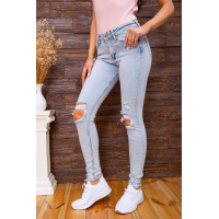 Рваные джинсы скинни на средней посадке голубого цвета 157R33-78
