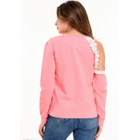 Розовый батник с разрезом на одном плече и белой кружевной отделкой