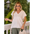 Молочная льняная блузка с V-образной горловиной