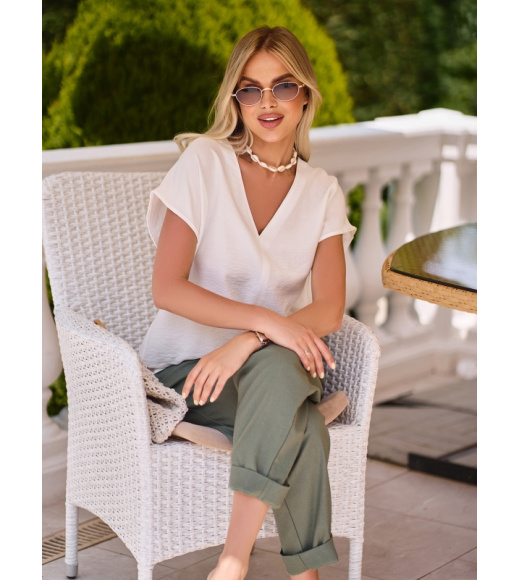 Молочная льняная блузка с V-образной горловиной