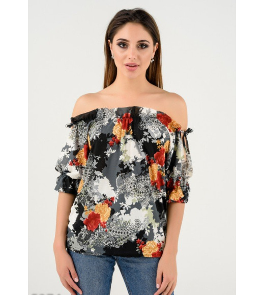 Легка літня блуза з відкритими плечима і темно-сірим квітковим принтом