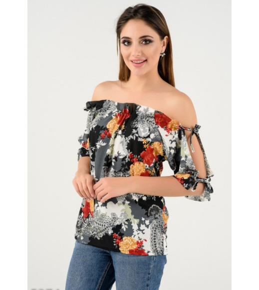 Легка літня блуза з відкритими плечима і темно-сірим квітковим принтом