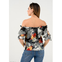 Легкая летняя блуза с открытыми плечами и темно-серым цветочным принтом
