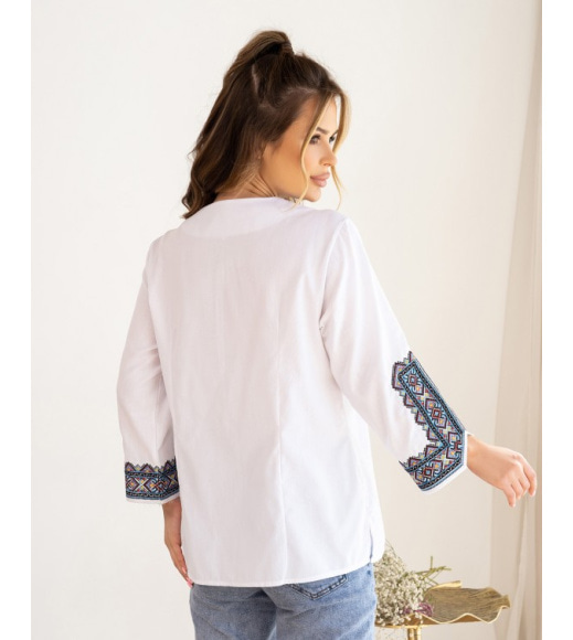 Белая льняная блуза с синей вышивкой