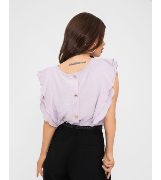 Сиреневая блузка с рюшами и пуговицами на спинке