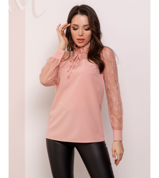 Персиковая блуза с кружевными вставками