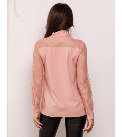 Персиковая блуза с кружевными вставками