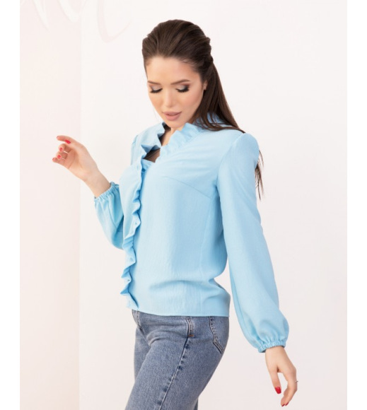 Блакитна крепова блуза з рюшами