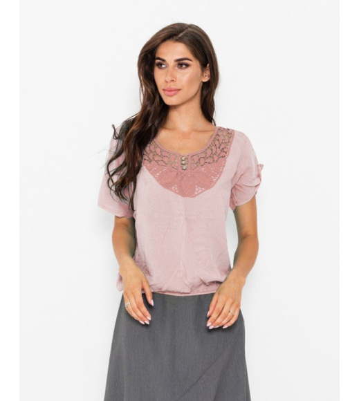 Розовая присборенная блуза с кружевом