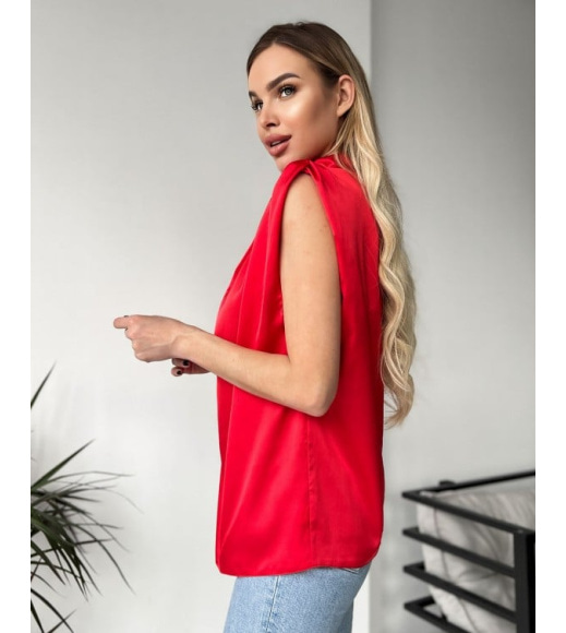 Красная шелковая блуза без рукавов