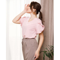 Розовая блуза с рюшами на рукавах