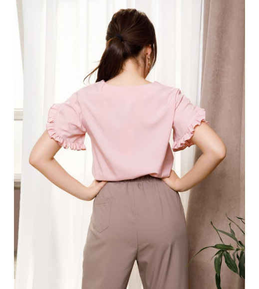 Рожева блуза з рюшами на рукавах