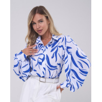 Бело-синяя принтованная рубашка с объемными рукавами