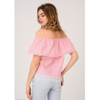 Розовая открытая блуза в тонкую белую полоску с цветочной нашивкой