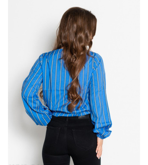 Синяя полосатая укороченная блуза на запах