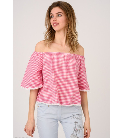 Розовая блузка свободного кроя с открытыми плечами и рукавами до локтя