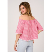 Рожева блузка вільного крою з відкритими плечима і рукавами до ліктя