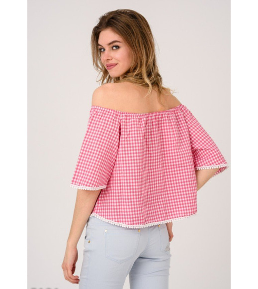 Розовая блузка свободного кроя с открытыми плечами и рукавами до локтя