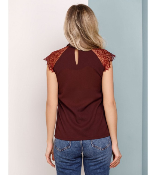 Бордовая блуза с кружевными вставками