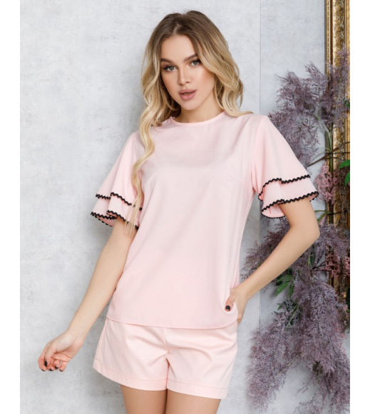 Розовая блуза с воланами