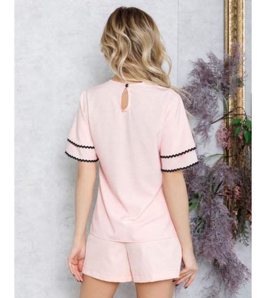 Розовая блуза с воланами