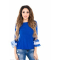 Яскраво-синя блуза з рукавами-воланами в іспанському стилі