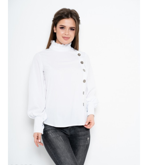 Біла блуза з софта з рюшами на комірі