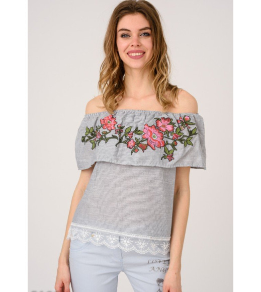 Серая в тонкую полоску блузка с цветочным рисунком и широким кружевом