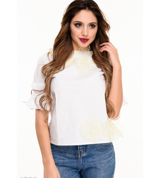 Белая блуза с короткими рукавами-воланами и крупным цветочным декором