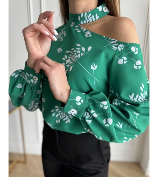 Зеленая блуза с открытым плечом