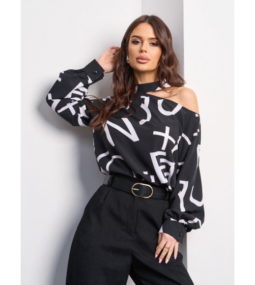 Черная принтованная блуза с открытым плечом