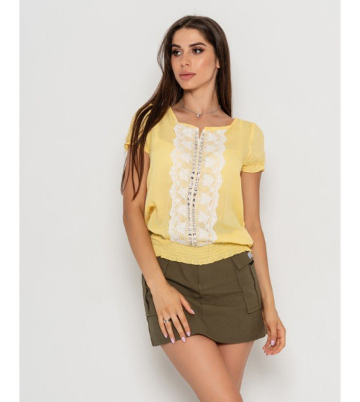 Жовта шифонова блуза з вертикальною аплікацією