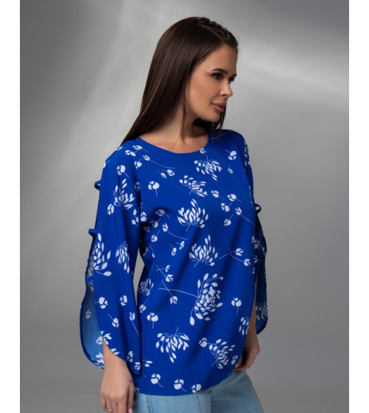 Синяя принтованная блуза с разрезами на рукавах