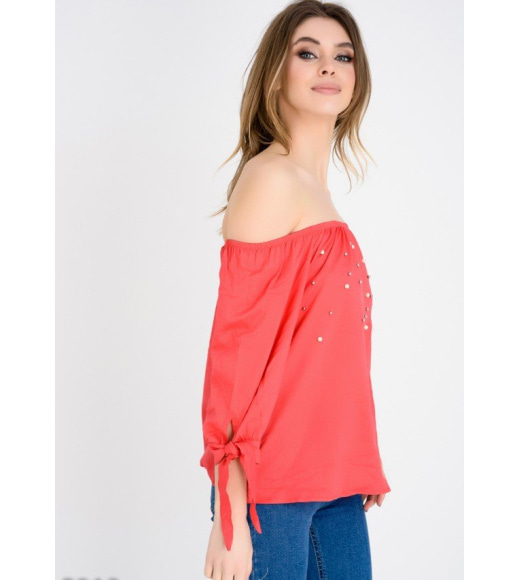 Красная блузка с открытыми плечами в бусинах