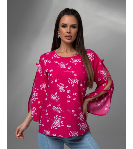 Малиновая принтованная блуза с разрезами на рукавах