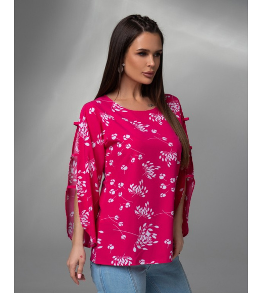 Малиновая принтованная блуза с разрезами на рукавах