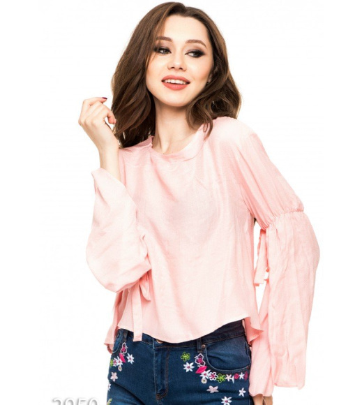 Розовая прямая блуза с длинными присобранными расклешенными рукавами