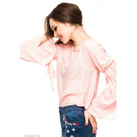 Розовая прямая блуза с длинными присобранными расклешенными рукавами