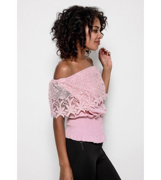 Коттоновая короткая розовая блуза с жаткой и кружевным отворотом