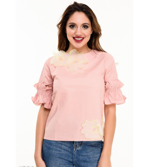 Рожева блузка з короткими рукавами-воланами і великим квітковим декором