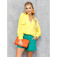 Желтая свободная блузка с клапанами