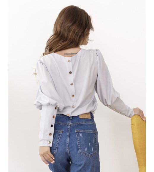 Светло-серая классическая блуза с пуговицами