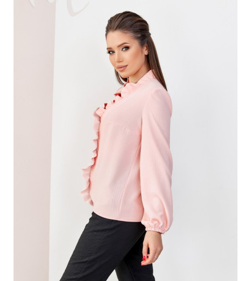 Розовая креповая блузка с рюшами