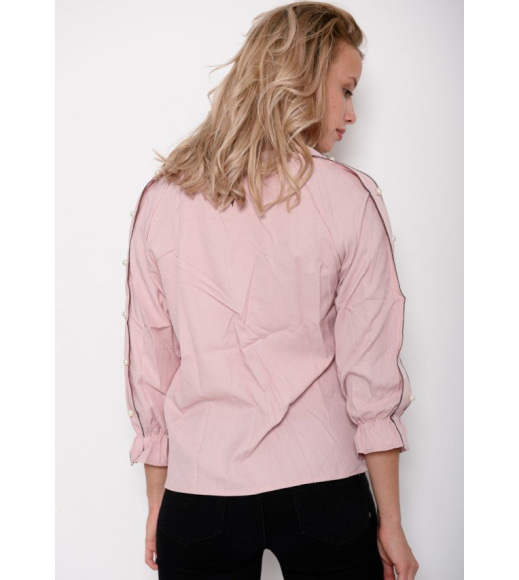 Розовая блуза с длинными рукавами декорированными рюшами и жемчугом